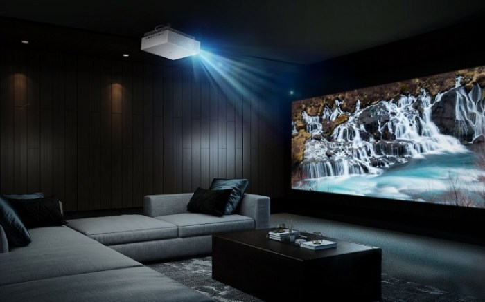 Beamer im wohnzimmer mit leinwand